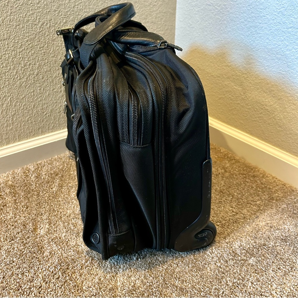 Tumi wheeled deluxe brief, Model 26104D4. - Picture 10 of 14